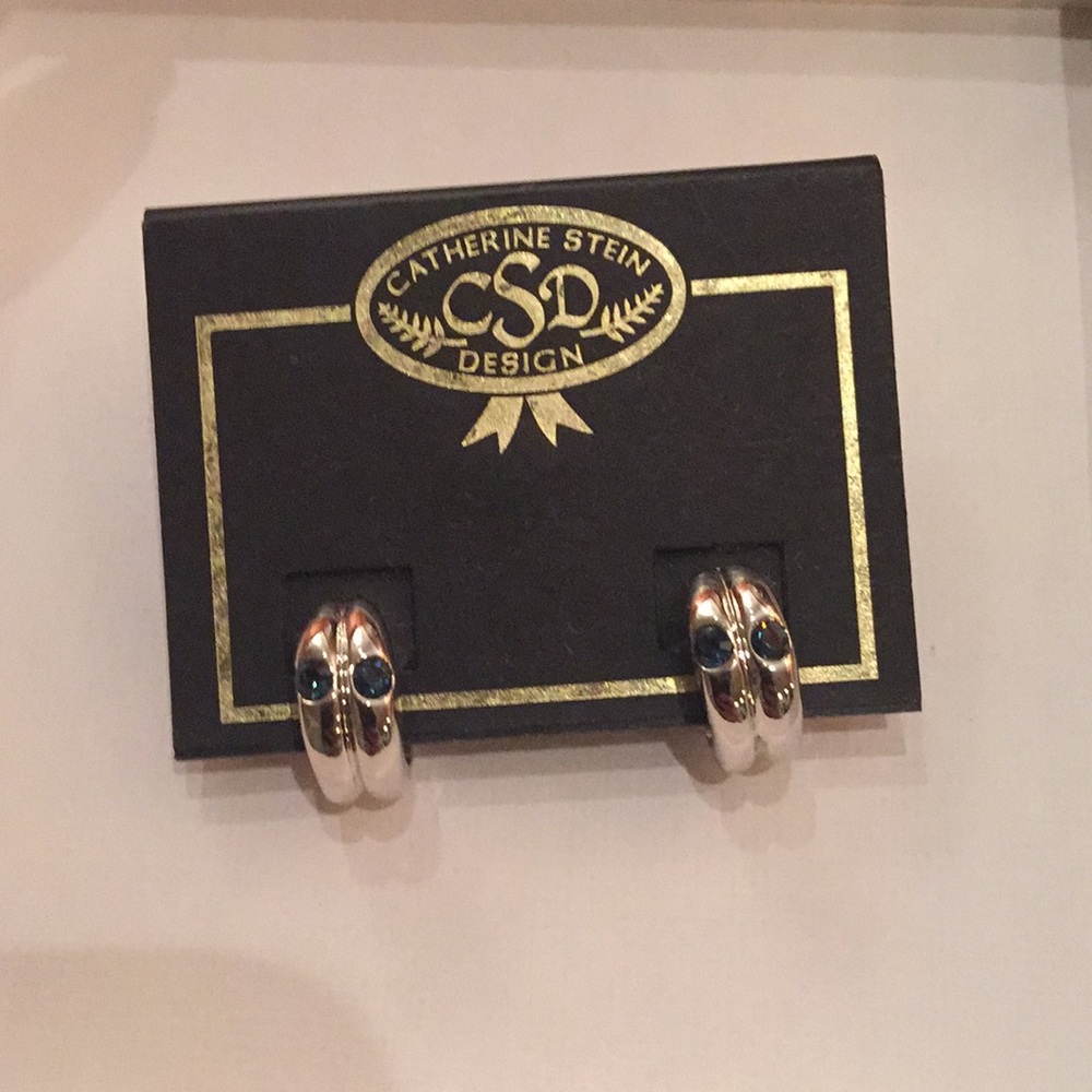 Pierced loop earrings with stones
